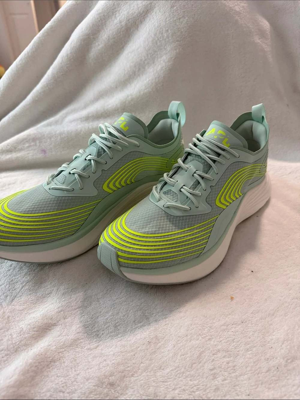 APL Men's Streamline Light Green Yellow Low Top Lace Up Running Sneakers